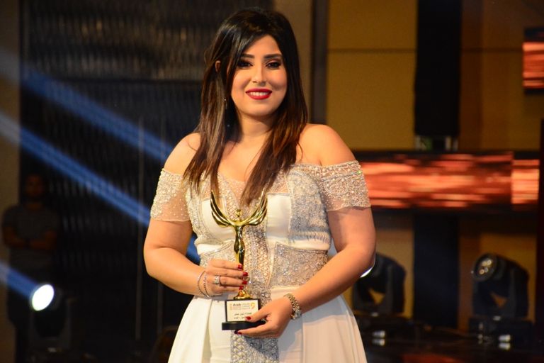 أيتن عامر الفنان ياسر جلال الفائز بجائزة الجمهور لأفضل ممثل