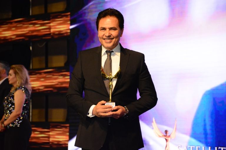 محمد رياض الفنان ياسر جلال الفائز بجائزة الجمهور لأفضل ممثل