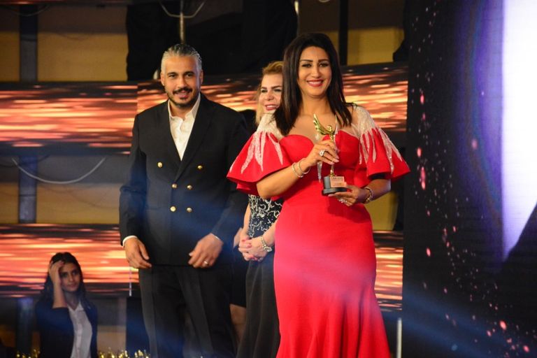 وفاء عامر الفنان ياسر جلال الفائز بجائزة الجمهور لأفضل ممثل