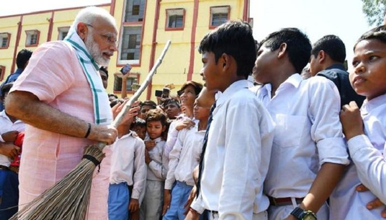 رئيس الوزراء الهندي يتوسط تلاميذ مدرسة نيودلهي