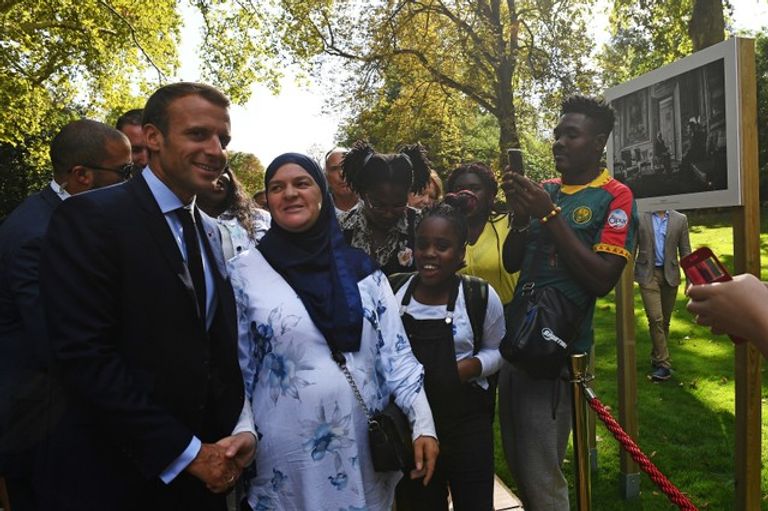 الرئيس الفرنسي إيمانويل ماكرون يصافح زوار قصر الإليزيه