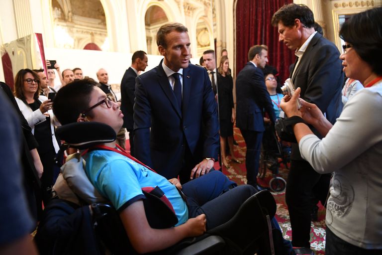 الرئيس الفرنسي إيمانويل ماكرون يصافح زوار قصر الإليزيه