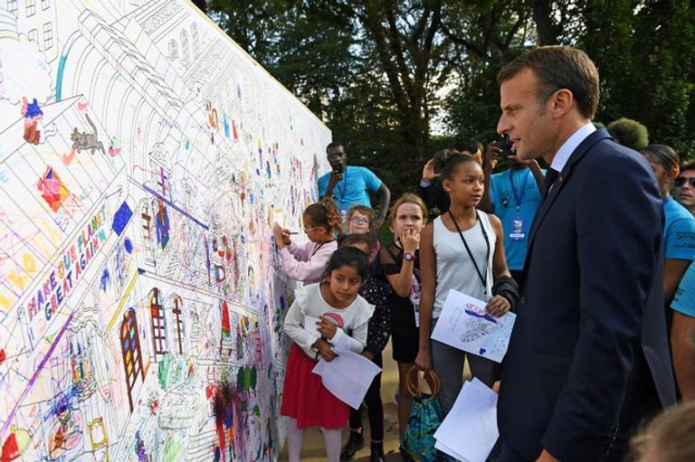 الرئيس الفرنسي إيمانويل ماكرون يصافح زوار قصر الإليزيه