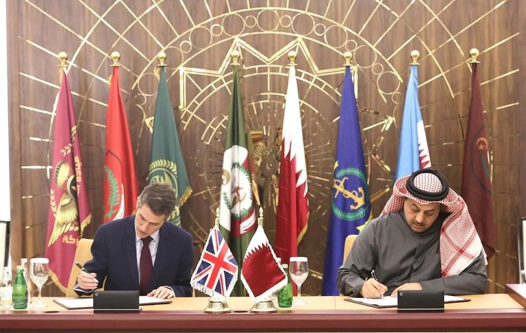 وزير الدفاع البريطاني يوقع اتفاق شراء الطائرات مع وزير الدولة للدفاع في قطر  مقاتلة طراز