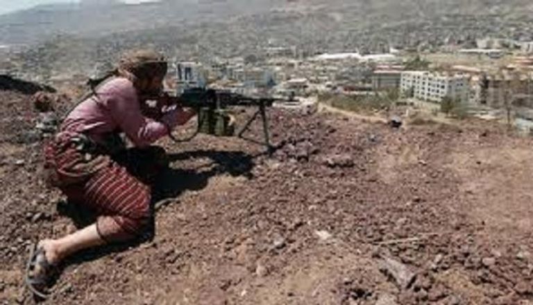 أحد قناصة مليشيا الحوثي الإرهابية - أرشيفية