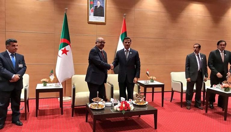 لقاء وزير الخارجية الجزائري مع وزير الاقتصاد الإماراتي 