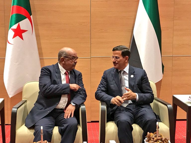 لقاء وزير الخارجية الجزائري مع وزير الاقتصاد الإماراتي 
