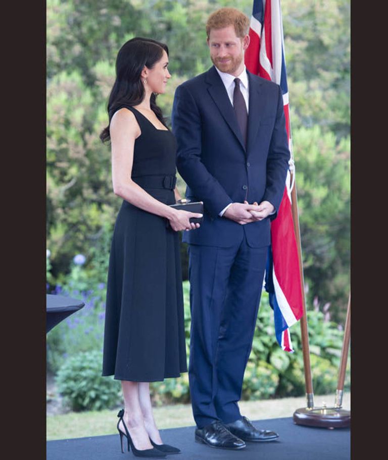 ميجان ماركل زوجة الأمير هاري ترتدي بدلة رسمية