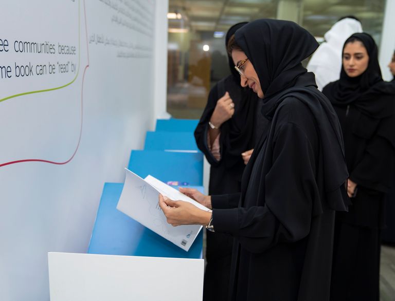 نورة الكعبي تفتتح معرض الكتب الصامتة