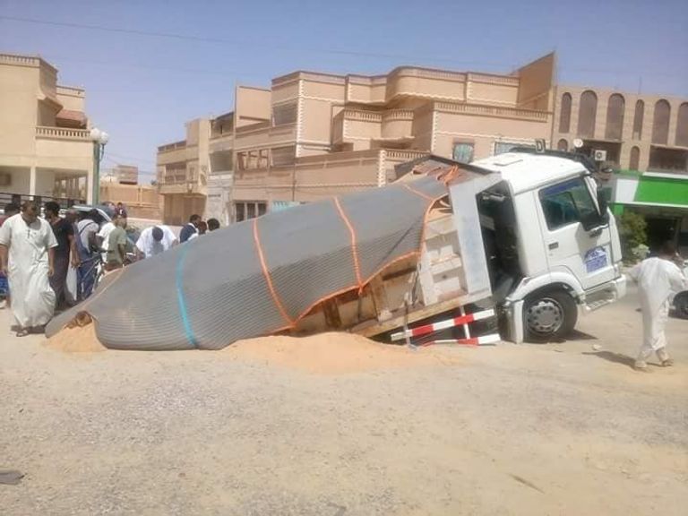 شاحنة ابتلعتها الأرض في مدينة تقرت الجزائرية الشاحنة في الحفرة