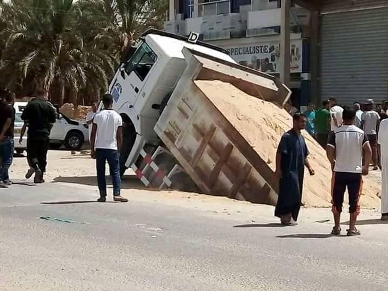 شاحنة ابتلعتها الأرض في مدينة تقرت الجزائرية الشاحنة في الحفرة