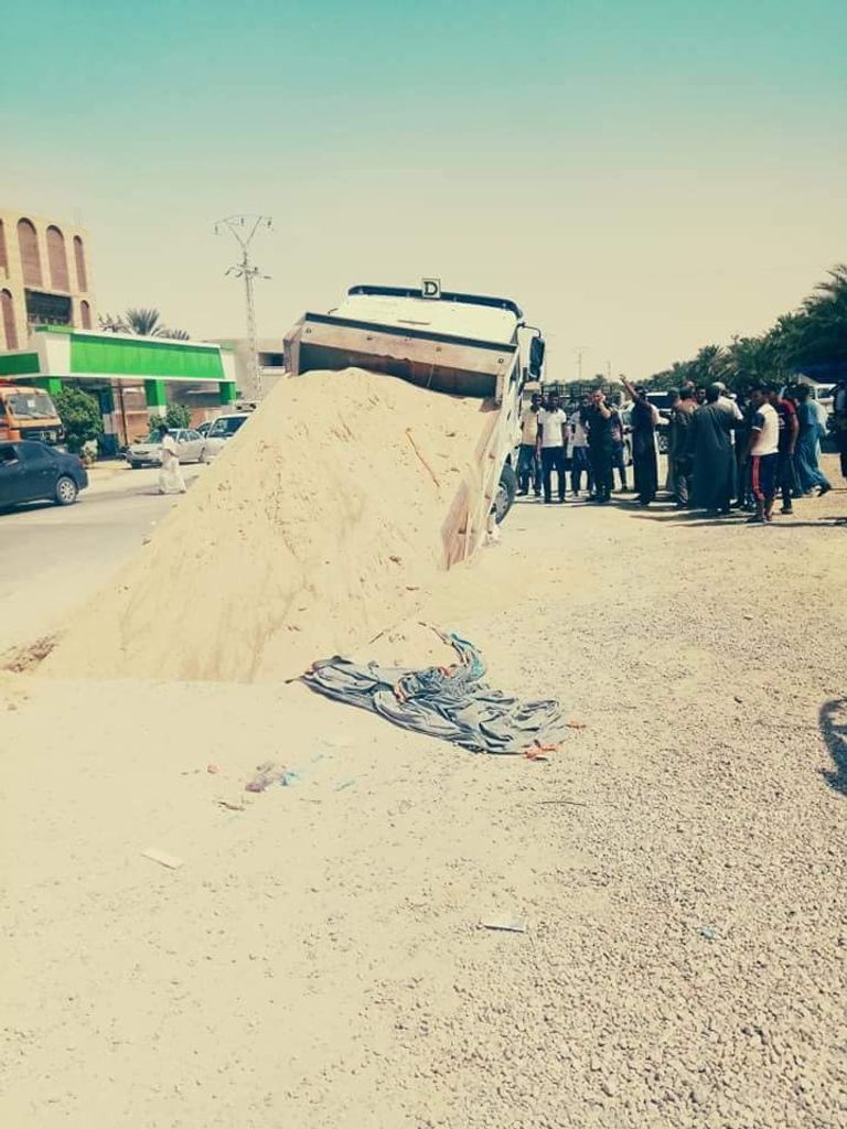 شاحنة ابتلعتها الأرض في مدينة تقرت الجزائرية الشاحنة في الحفرة