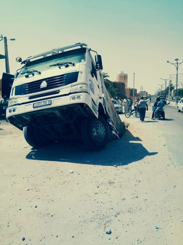 شاحنة ابتلعتها الأرض في مدينة تقرت الجزائرية