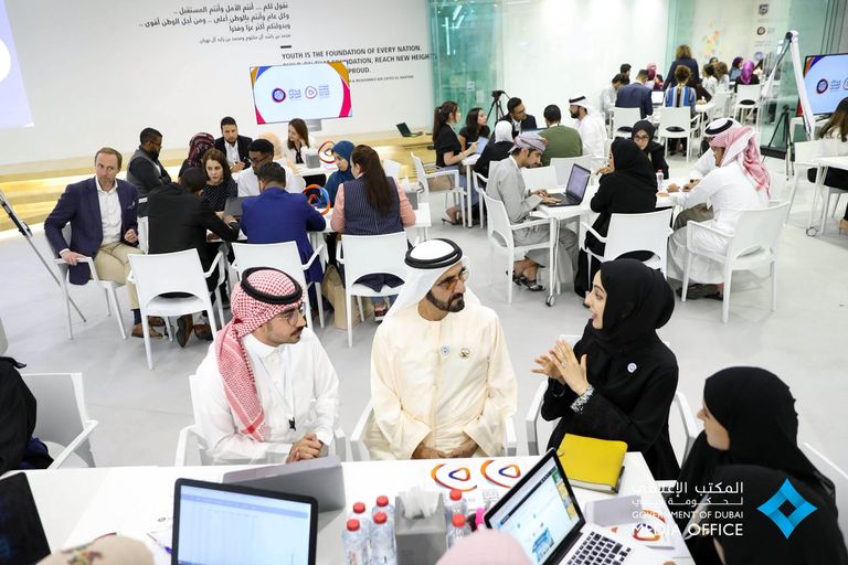 الشيخ محمد بن راشد يلتقي مشاركي