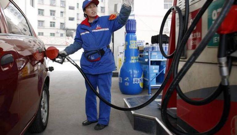 عاملة في محطة وقود بالصين - صورة أرشيفية