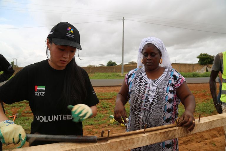 متطوعون من الإمارات يساعدون في بناء مدرسة بالسنغال