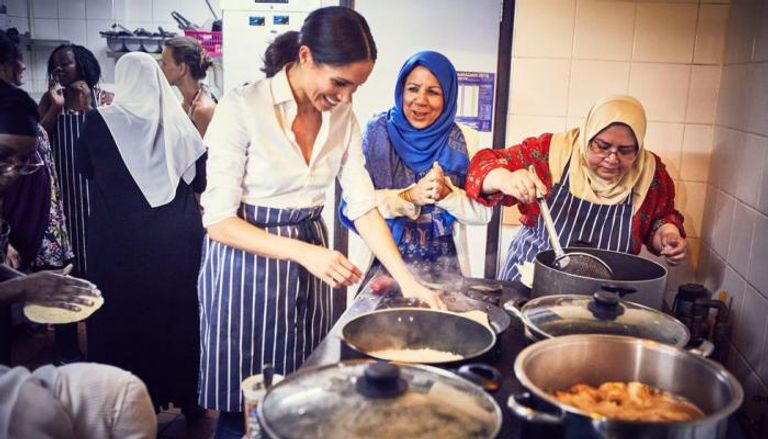 ميجان ماركل تطهو الطعام في مركز ثقافي إسلامي ببريطانيا