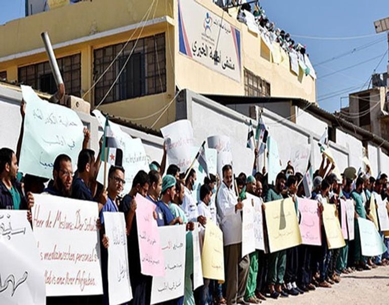 أطباء ومسعفون يتظاهرون فى إدلب