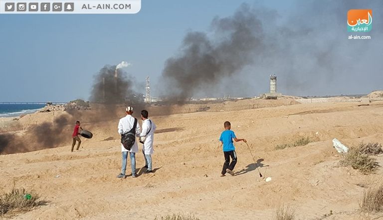 جانب من المسيرة رجال الإسعاف يحملون مصابا فلسطينيا برصاص الاحتلال