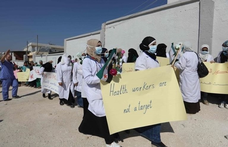 أطباء ومسعفون يتظاهرون فى إدلب