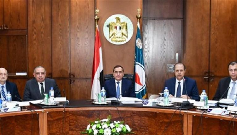 وزير البترول المصري يلتقي قيادات الشركة القابضة للبتروكيماويات
