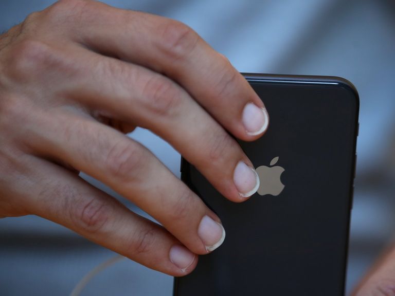 آيفون 8 مازال يحظى بشعبية كبيرة 