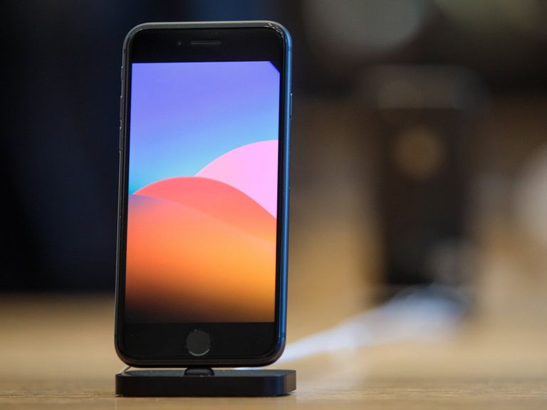 آيفون 8 مازال يحظى بشعبية كبيرة 