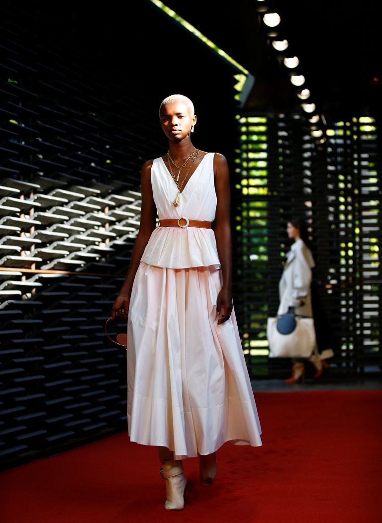 إطلالة باللون الأبيض في أسبوع لندن للموضة صيحات الموضة من أسبوع لندن للموضة ٢٠١٩