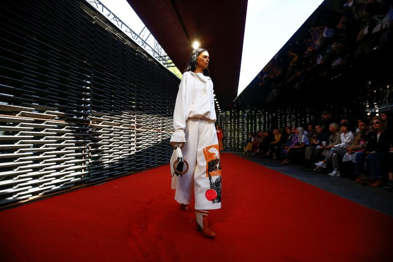 إطلالة باللون الأبيض في أسبوع لندن للموضة صيحات الموضة من أسبوع لندن للموضة ٢٠١٩