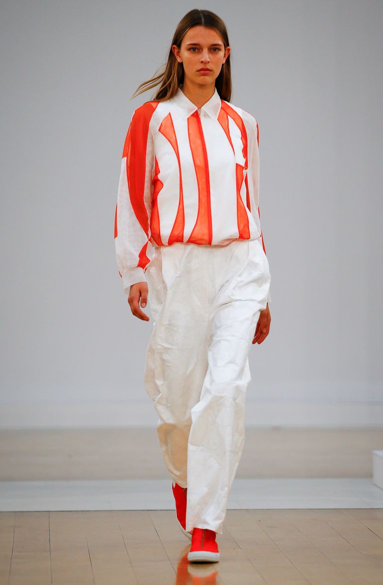 إطلالة جريئة بالبنطلون في أسبوع لندن للموضة صيحات الموضة من أسبوع لندن للموضة ٢٠١٩