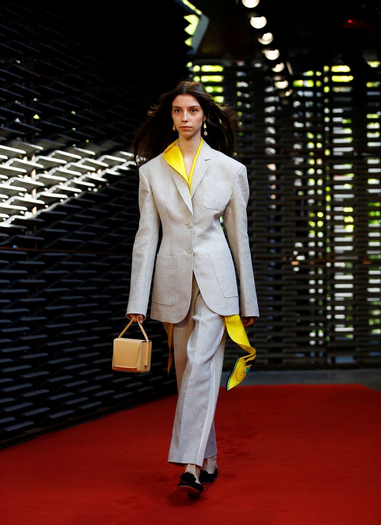 إطلالة بسترة البدلة الرسمية في أسبوع لندن للموضة صيحات الموضة من أسبوع لندن للموضة ٢٠١٩