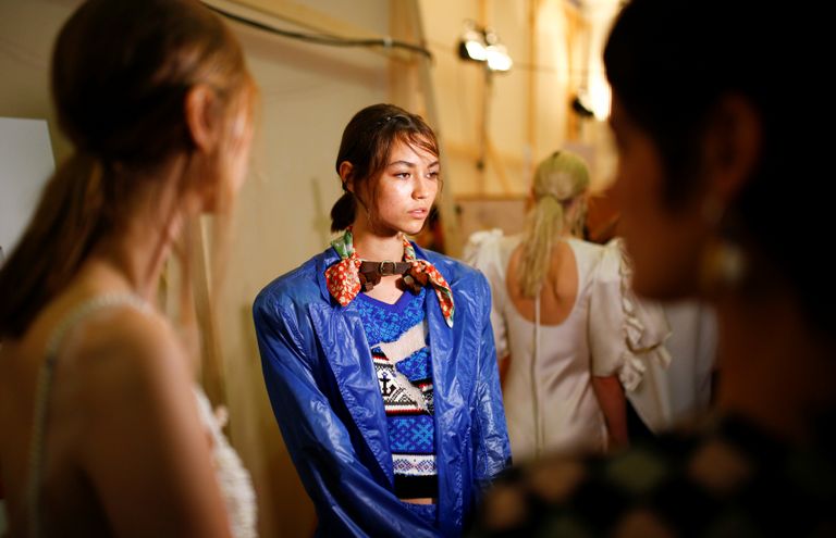 إطلالة بسترة البدلة الرسمية في أسبوع لندن للموضة صيحات الموضة من أسبوع لندن للموضة ٢٠١٩