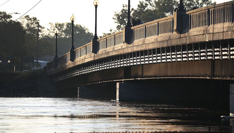 إعصار فلورنس يغلق الطرق في ولاية نورث كارولاينا الأمريكية