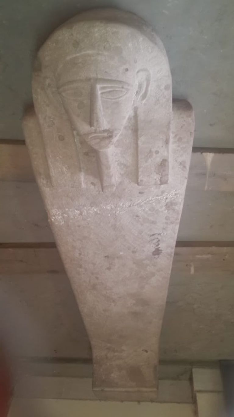 المومياء داخل التابوت الحجري المكتشف