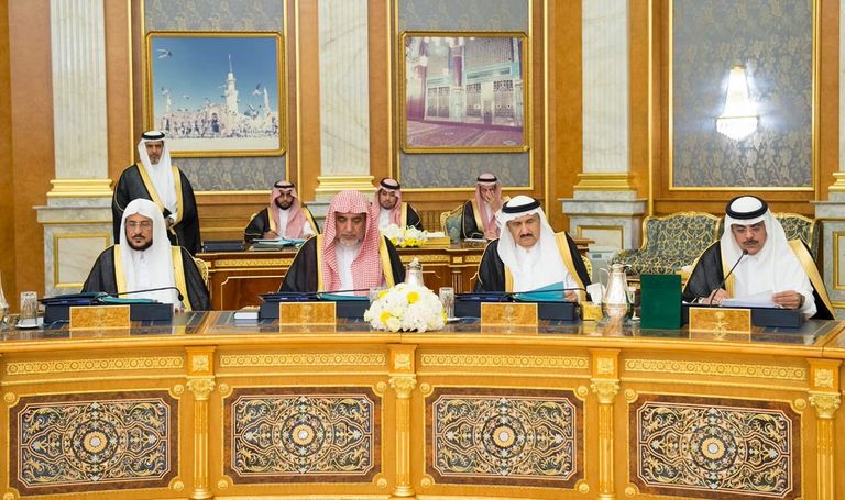 جانب من المشاركين في جلسة مجلس الوزراء السعودي اليوم خادم الحرمين الشريفين الملك سلمان بن عبدالعزيز خلال جلسة اليوم