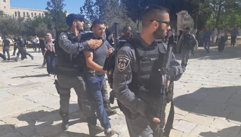 شرطة الاحتلال تعتقل فلسطينيا في الأقصى
