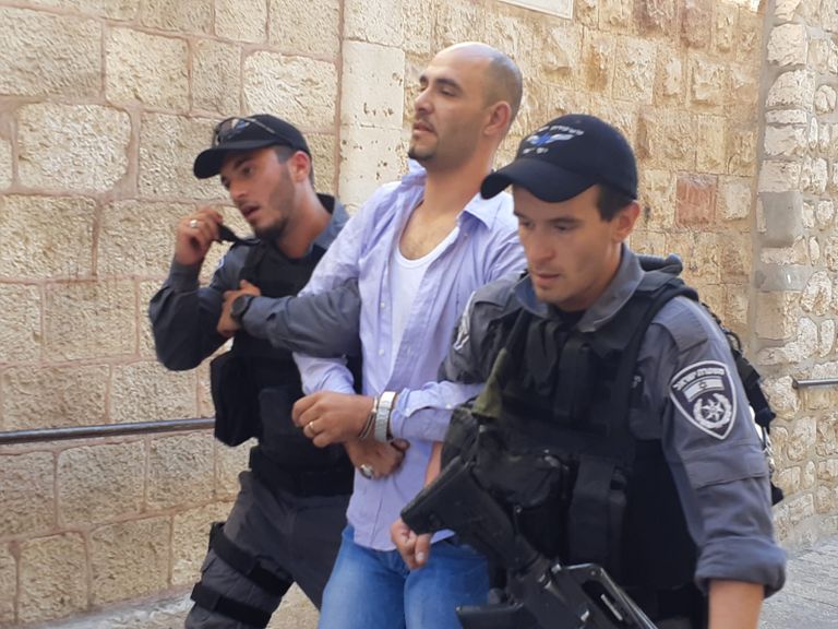 شرطة الاحتلال تعتقل فلسطينيا في الأقصى