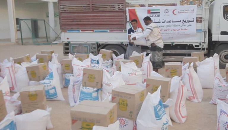 الهلال الأحمر الإماراتي يوزع مساعدات غذائية - أرشيفية