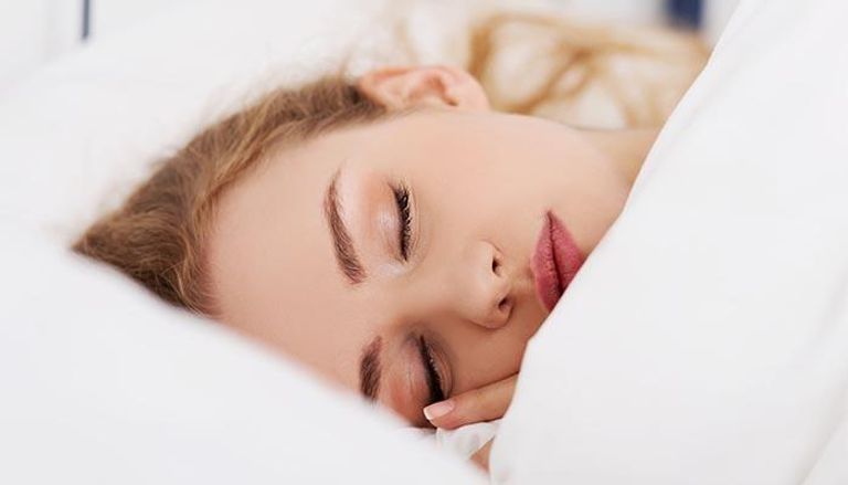 3 أضرار تصيب بشرتكِ في حال نومكِ بالمكياج