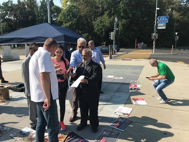 جانب من الوقفة الاحتجاجية لأبناء قبيلة الغفران القطرية جانب من الوقفة الاحتجاجية لأبناء قبيلة الغفران