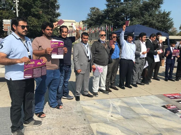 جانب من الوقفة الاحتجاجية لأبناء قبيلة الغفران القطرية جانب من الوقفة الاحتجاجية لأبناء قبيلة الغفران