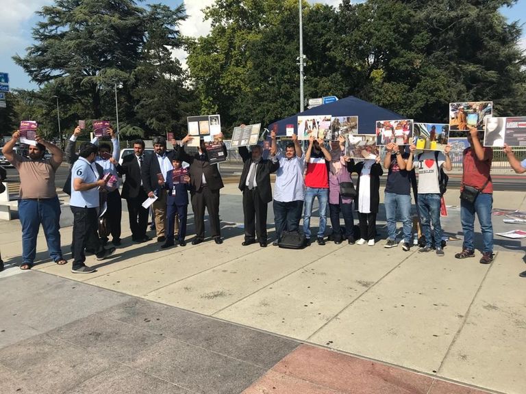 جانب من الوقفة الاحتجاجية لأبناء قبيلة الغفران القطرية جانب من الوقفة الاحتجاجية لأبناء قبيلة الغفران