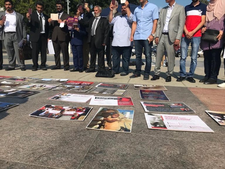 جانب من الوقفة الاحتجاجية لأبناء قبيلة الغفران القطرية جانب من الوقفة الاحتجاجية لأبناء قبيلة الغفران