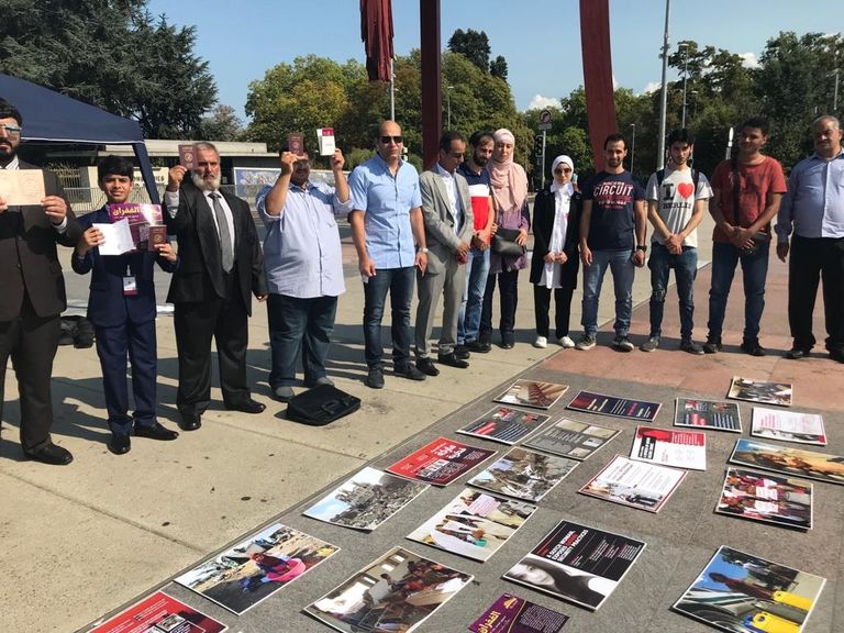 جانب من الوقفة الاحتجاجية لأبناء قبيلة الغفران القطرية جانب من الوقفة الاحتجاجية لأبناء قبيلة الغفران