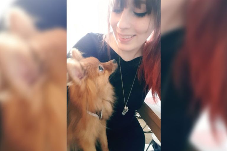 الفتاة البريطانية في صورة قديمة مع كلبتها