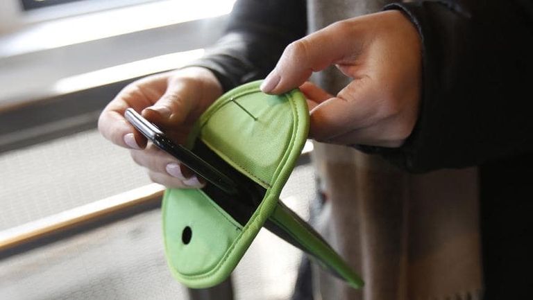 جهاز لتعطيل هواتف الطلاب في مدارس إيطاليا 