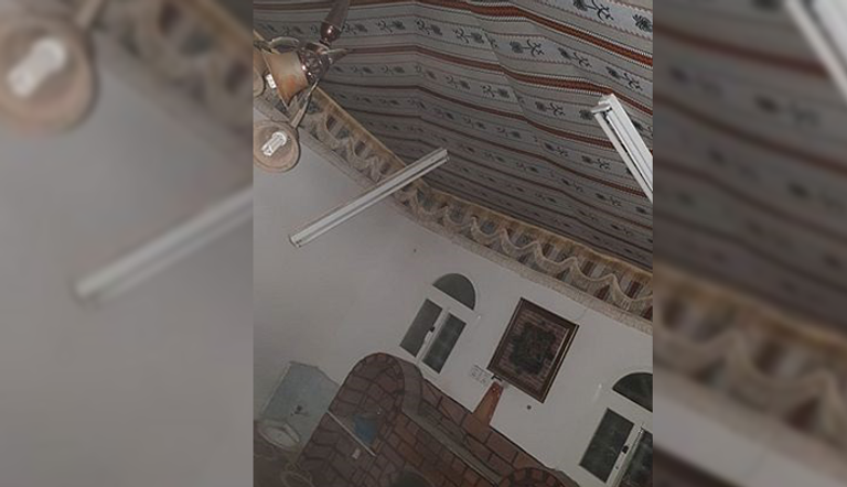 الأضرار التي لحقت بالمسجد جراء المقذوف الحوثي 