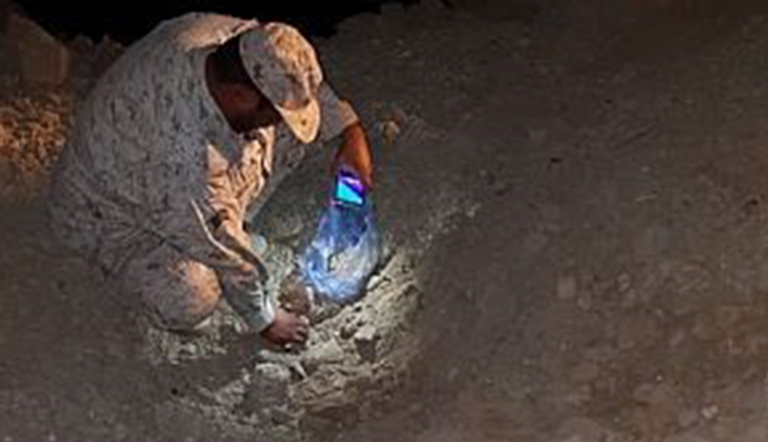 الأضرار التي لحقت بالمسجد جراء المقذوف الحوثي 