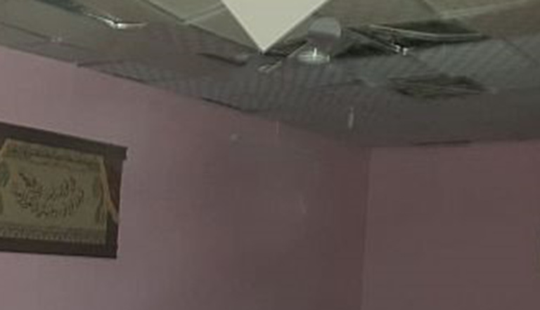 الأضرار التي لحقت بالمسجد جراء المقذوف الحوثي 