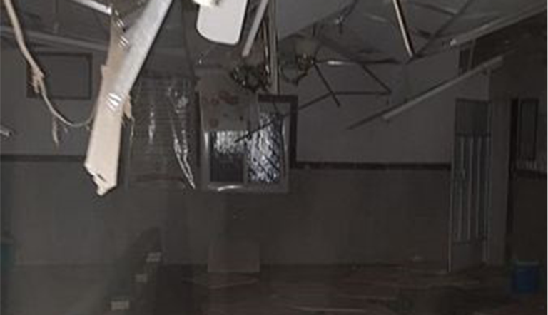 الأضرار التي لحقت بالمسجد جراء المقذوف الحوثي 